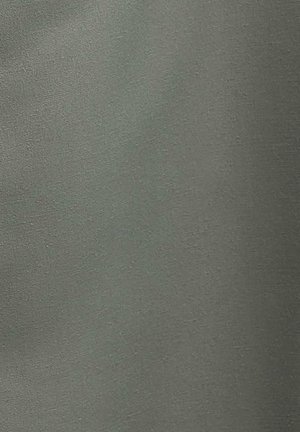 Tissu gris avec une texture lisse et mate, affichant un subtil éclat à la lumière. Aucune motif discernable ou détails supplémentaires visibles.