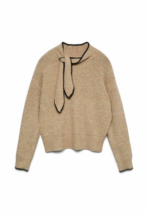 Beżowy sweter dziany o krótkim kroju, z zawiązywanym kołnierzem i czarnym wykończeniem na dekolcie oraz mankietach. Teksturowany, miękki materiał.