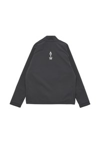 Schwarze Softshell-Jacke für Herren mit hohem Kragen, langen Ärmeln und "ATW" in Weiß auf der Rückseite. Glatte Textur, minimalistisches Design.
