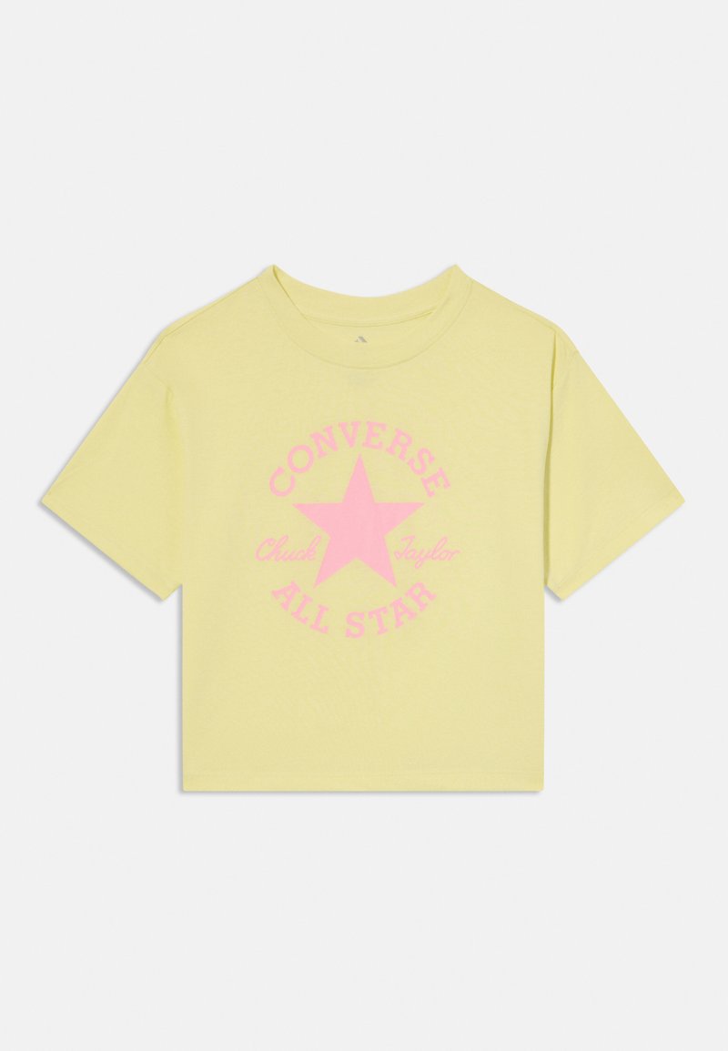 Short-sleeve, cropped t-shirt in pale yellow cotton featuring a large pink star graphic with "CONVERSE" and "All Star" text.
