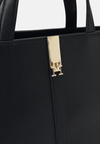 Tommy Hilfiger HERITAGE SATCHEL - Käekott - black