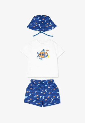 Completo estivo per bambini con una maglietta bianca decorata con un sommergibile arancione e pesci blu, pantaloncini blu coordinati e cappello a secchiello con motivi di animali marini.