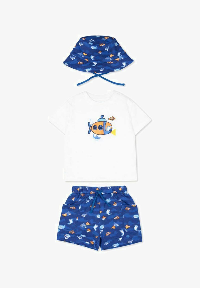 Zomerse outfit voor kinderen met een wit T-shirt met een oranje duikboot en blauwe vissen, bijpassende blauwe korte broek en een bucket hat met patronen van oceaandieren.