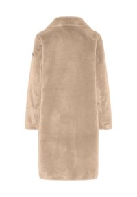Beżowy długi płaszcz o miękkiej, pluszowej fakturze. Posiada klasyczny kołnierz i długie rękawy. Prosty wzór bez widocznych elementów metalowych ani ozdób.