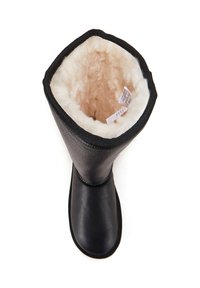 Czarne skórzane kozaki do kolan z miękkim, kremowym futerkiem w środku, okrągłym czubkiem i grubą podeszwą. Widoczne trwałe szwy wzdłuż krawędzi.