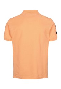 Rövid ujjú, világos narancssárga pamutból készült pólóing, amely lapos gallérral és sima textúrával rendelkezik. Fekete díszítés a bal ujján.