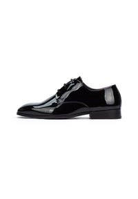 Zapato oxford de charol negro con un diseño elegante, punta redonda y cierre con cordones. Superficie lisa y brillante con tacón bajo.