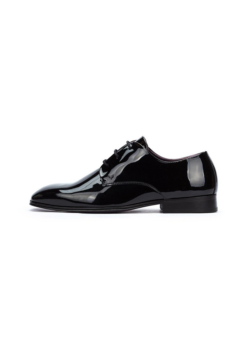 Zapato oxford de charol negro con un diseño elegante, punta redonda y cierre con cordones. Superficie lisa y brillante con tacón bajo.