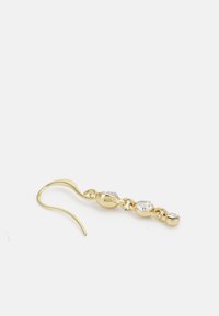 Pendiente de oro con diseño de cadena que presenta tres piedras transparentes de tamaños variados, textura suave y cierre tipo gancho.