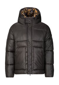 Schwarze gepolsterte Jacke mit Kapuze, die ein gemustertes oranges Innenfutter, einen vorne liegenden Reißverschluss und eine Knopfverschluss sowie zwei sichtbare Taschen aufweist.