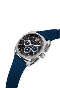 Reloj Cerruti con esfera negra, caja plateada, tres subesferas azules y una correa de goma azul texturizada. Presenta una pantalla de fecha a las 3 en punto.