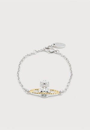 Ασημένιο βραχιόλι αλυσίδας με χρυσόφωνο μενταγιόν σφαίρας που φέρει έναν σταυρό στο πάνω μέρος και κούμπωμα με μια μικρή ταμπέλα με εμπορικό σήμα.