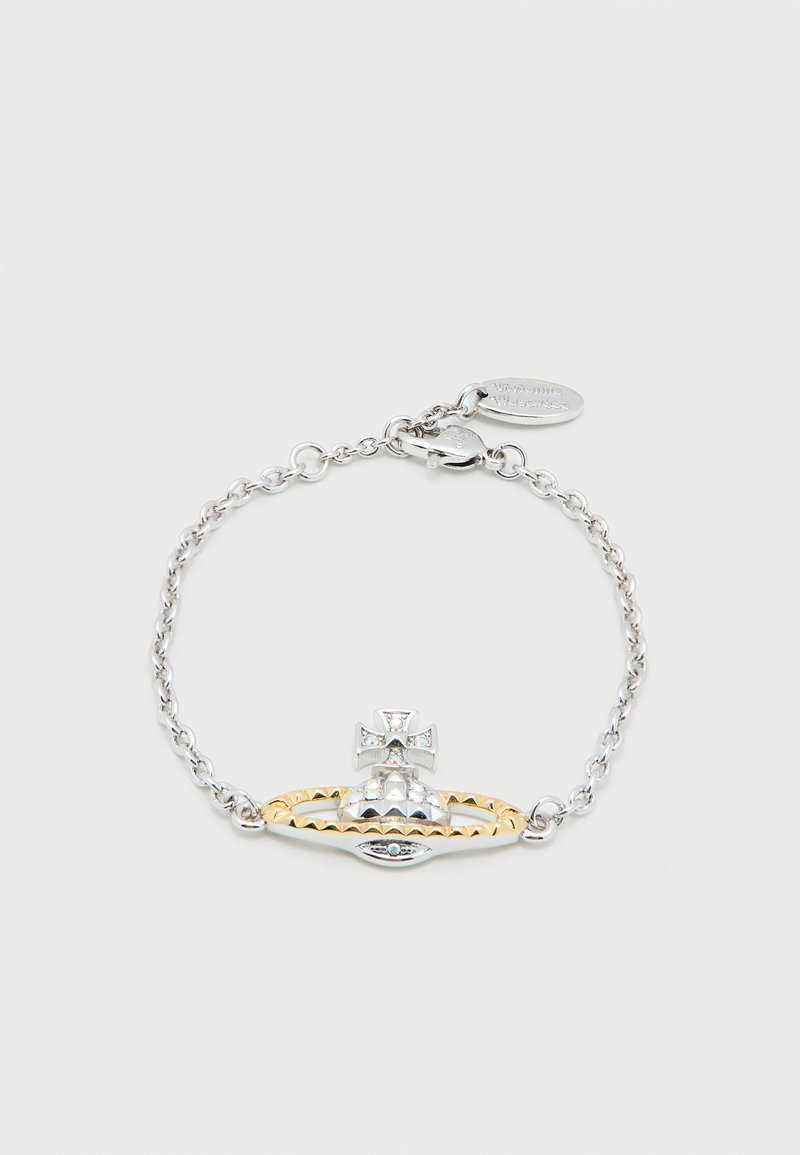 Ασημένιο βραχιόλι αλυσίδας με χρυσόφωνο μενταγιόν σφαίρας που φέρει έναν σταυρό στο πάνω μέρος και κούμπωμα με μια μικρή ταμπέλα με εμπορικό σήμα.