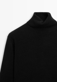 Maglione a collo alto di colore nero realizzato in morbido tessuto a maglia. Presenta un colletto alto e una silhouette semplice e lineare, priva di fantasia o dettagli.