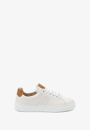 Sneaker in pelle bianca con accentuazione del tallone beige, lacci bianchi e dettagli laterali perforati. Presenta una suola in gomma bianca e una texture liscia.