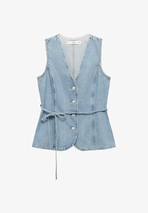 Jeansweste in Hellblau, mit tiefem V-Ausschnitt, fünf Knöpfen an der Vorderseite und einem Bindegürtel in der Taille. Glatte Textur und taillierte Form.