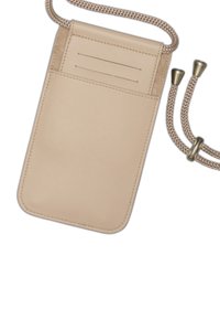 Beige lädertelefonficka med rundade hörn, två kortfack på framsidan och ett flätat band med metalliska detaljer.