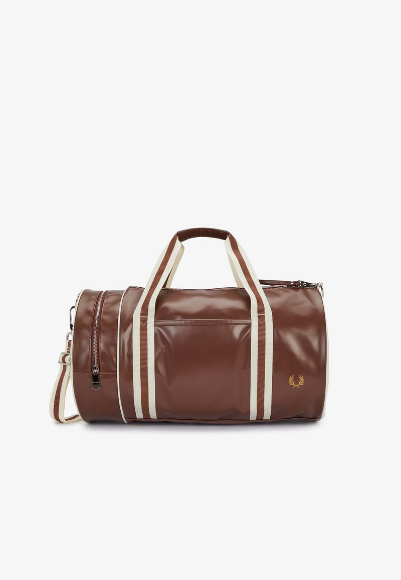 Borsa da viaggio in pelle marrone con manici a righe crema e marrone, una tasca laterale con cerniera e un piccolo logo alloro dorato sulla parte anteriore.