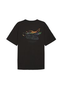 Svart bomullströja med en färgglad grafisk design av en bil och abstrakta linjer på ryggen. Korta ärmar och rund halsringning.