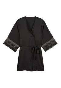 Robe en satin noir avec de larges manchettes en dentelle, style enveloppant, ceinture à nouer, texture lisse et détail en dentelle florale sur les manches.