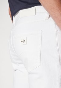 Armani Exchange Traperice ravnih nogavica - white