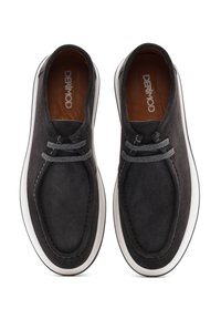 Zapatos de ante gris oscuro con un diseño de punta redonda, cordones grises delgados y una suela de goma blanca. El interior cuenta con un forro marrón.