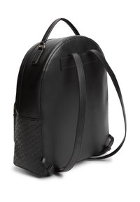 Μαύρο δερμάτινο σακίδιο με στρογγυλεμένο σχήμα, ρυθμιζόμενους ιμάντες, χερούλι στην κορυφή και υφασμένο πλαϊνό πάνελ με ανάγλυφο σχέδιο.