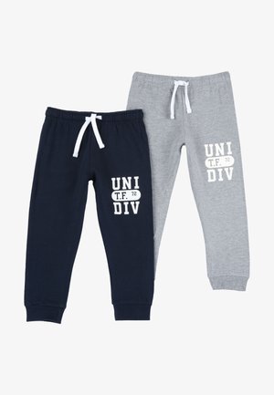 Zwei Paar Jogginghosen: eine marineblaue mit weißer Schrift und Kordelzug; eine hellgraue mit ähnlicher Schrift und Kordelzug.