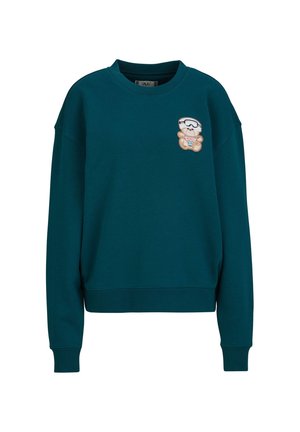Teal-grünes Langarm-Sweatshirt mit einem kleinen Teddy-Aufnäher mit Schutzbrille auf der linken Brust, Rundhalsausschnitt und mit Bündchen versehene Ärmel.