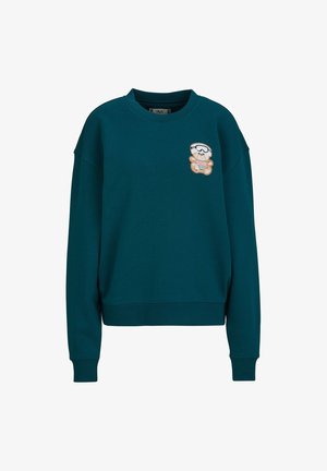 Tealgroene trui met lange mouwen met een klein teddybeer-patch die een bril draagt op de linkerborst, ronde hals en boorden aan de mouwen.