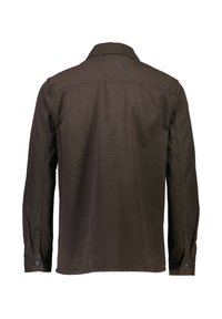 Camicia marrone con bottoni, maniche lunghe, colletto a punta e una trama di tessuto liscia. Presenta cuciture laterali e polsini con bottoni. Vista posteriore.