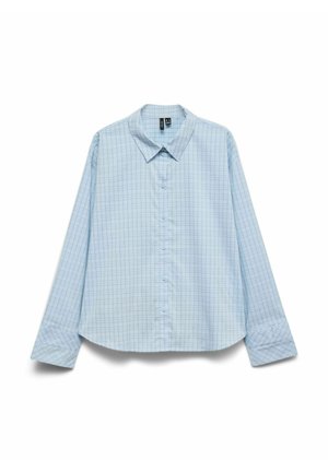 Chemise bleu clair à manches longues avec un fin motif de grille sombre, dotée d'un col pointu et de poignets boutonnés.