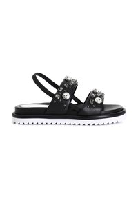 Sandalias negras con dos correas adornadas que presentan gemas claras y grises. Suela de goma texturizada con un patrón en zigzag blanco. Correa trasera ajustable.