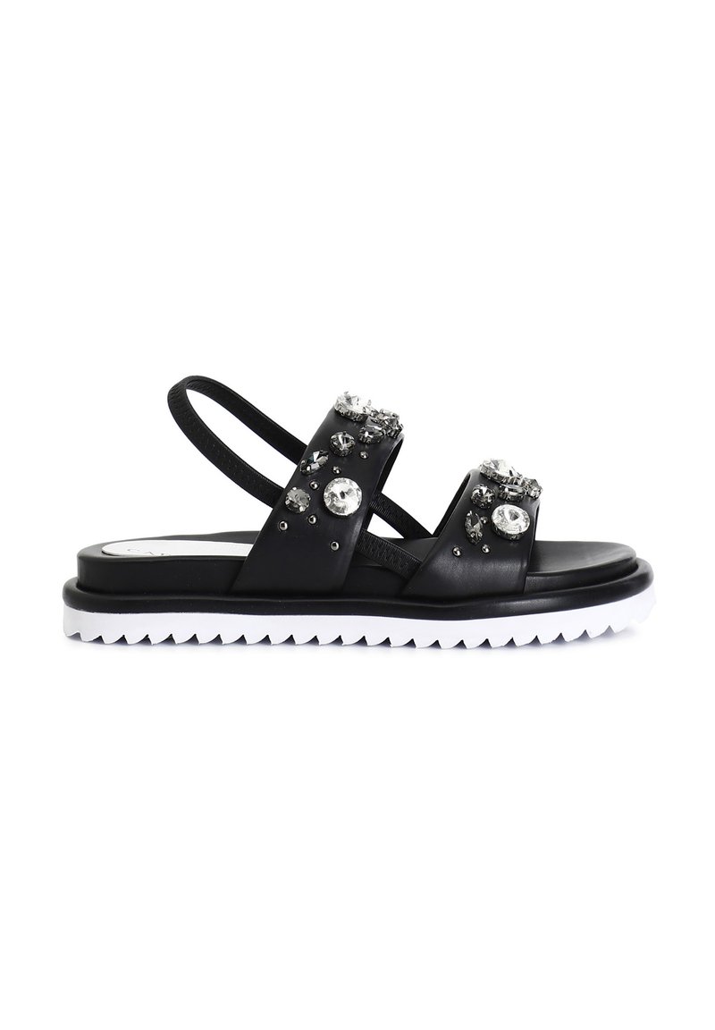 Sandalias negras con dos correas adornadas que presentan gemas claras y grises. Suela de goma texturizada con un patrón en zigzag blanco. Correa trasera ajustable.