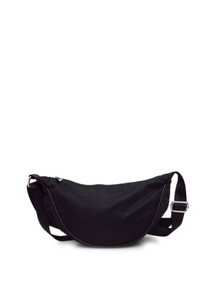 Borsa a tracolla nera realizzata in tessuto a rete, con una forma curva, tracolla regolabile e hardware in metallo. Design minimalista con superficie testurizzata.