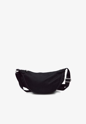 Sort sling-taske lavet af mesh-stof, med en buet form, justerbar rem og metallisk hardware. Minimalistisk design med struktureret overflade.