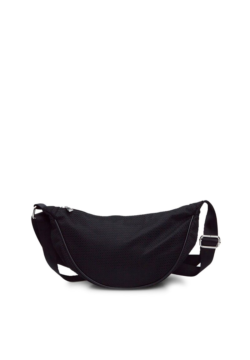 Borsa a tracolla nera realizzata in tessuto a rete, con una forma curva, tracolla regolabile e hardware in metallo. Design minimalista con superficie testurizzata.