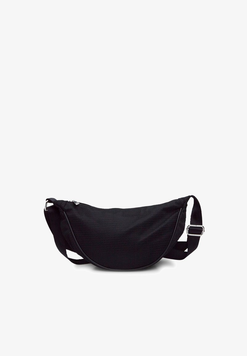 Borsa a tracolla nera realizzata in tessuto a rete, con una forma curva, tracolla regolabile e hardware in metallo. Design minimalista con superficie testurizzata.
