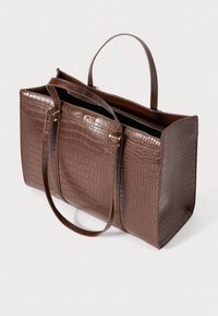 Braune Tasche im Krokodil-Muster mit zwei Griffen, Reißverschlussverschluss, geräumigem Innenraum und glänzender Oberfläche. Akzentuiert mit goldener Hardware.