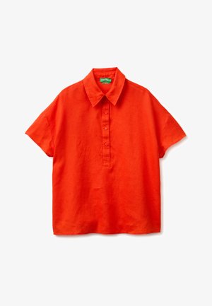 Camisa de lino naranja brillante de manga corta con cuello puntiagudo y tapeta de tres botones sobre fondo blanco.