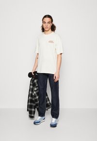 Edwin EMANATION UNISEX - T-shirt con stampa - whisper white