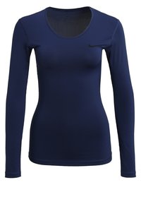 Marineblauwe sporttop met lange mouwen, ronde hals, slanke pasvorm, ademende stof en een subtiele zwarte Nike-logo.
