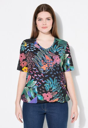 Schwarzes T-Shirt mit kurzen Ärmeln, das ein lebhaftes Blumenmuster in Grün, Pink und Gelb zeigt, mit V-Ausschnitt und lockerer Passform.
