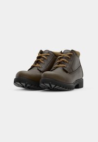 Botine din piele maro, cu accente bej, vârful rotund, șireturi contrastante și talpă din cauciuc negru, având un model de profil pentru aderență.