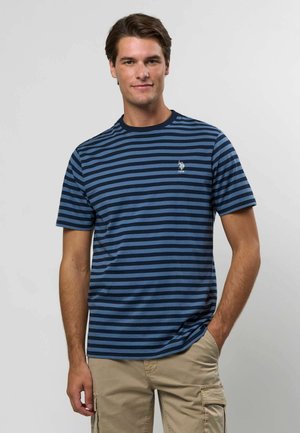Pánské tričko s krátkým rukávem v námořnické a modré pruhované variantě, s žebrovaným kruhovým výstřihem a logem na hrudi. Hladká bavlněná látka.