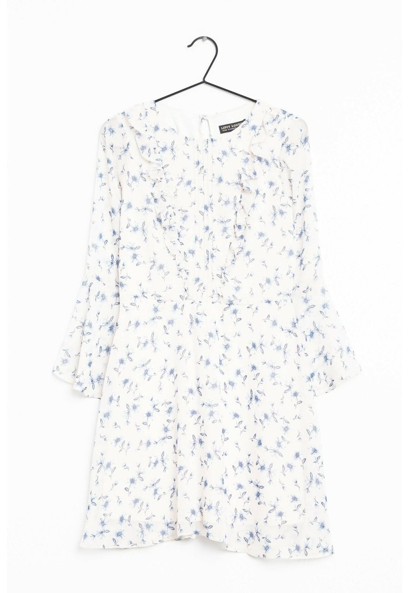 Robe florale avec un fond blanc et des fleurs bleues, décolleté froncé, manches longues en forme de cloche et taille cintrée. Suspendue à un crochet noir.