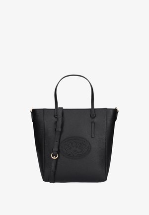 Zwarte leren tote bag met gestructureerd oppervlak, dubbele handvatten, afneembare schouderriem en reliëflogo-opdruk aan de voorkant.