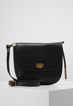 Sac bandoulière en cuir noir avec fermoir doré et bandoulière réglable, présenté sur une surface blanche avec un fond uni.