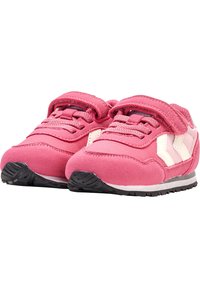 Różowe zamszowe sneakersy z białymi akcentami, z rzepem, teksturowanymi sznurówkami i czarną gumową podeszwą dla lepszej przyczepności.