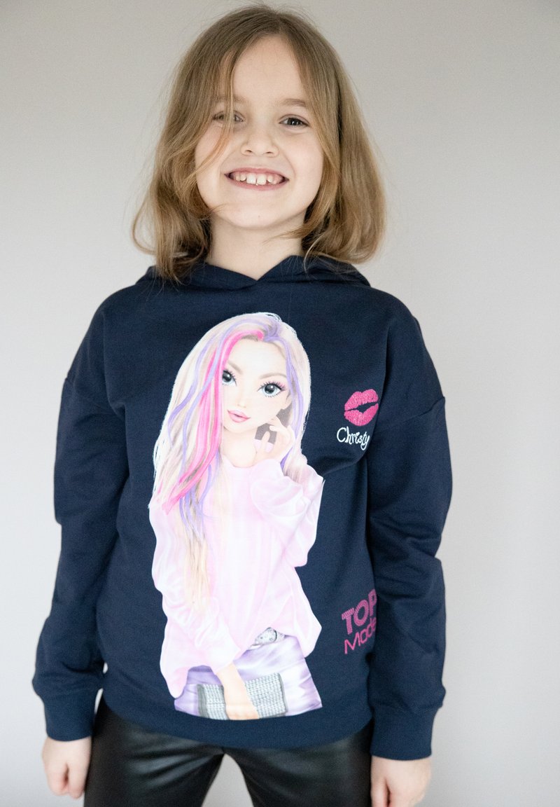 Felpa blu marina con una grande stampa grafica di una ragazza con capelli rosa. Presenta una tasca frontale, maniche lunghe e il testo "Top Model" in rosa.